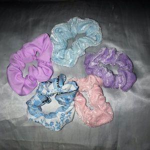5 pack of scrunchies!